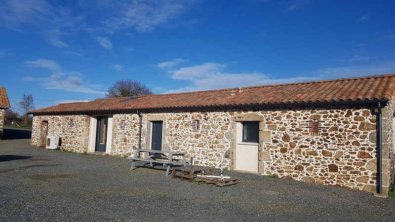 cerizay-gite-verolive-facade-longere-2