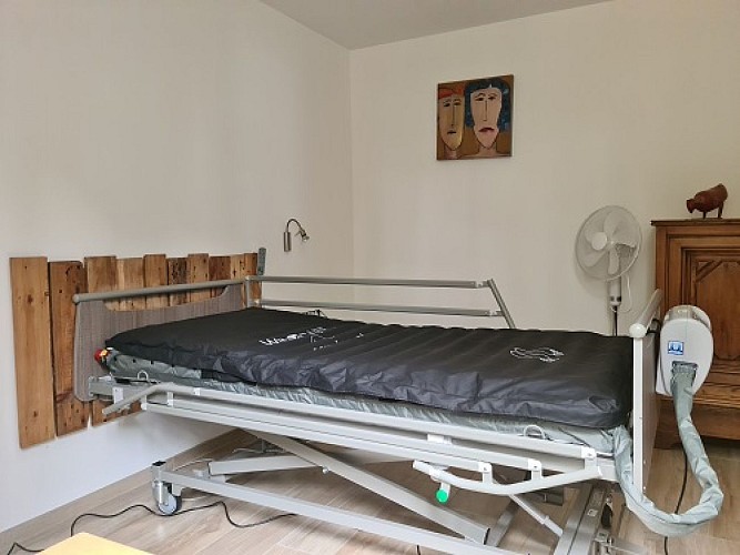 1 lit médicalisé peut être installé