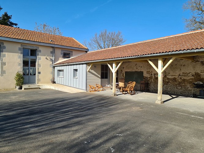 entrée gite côté de la cour d'école