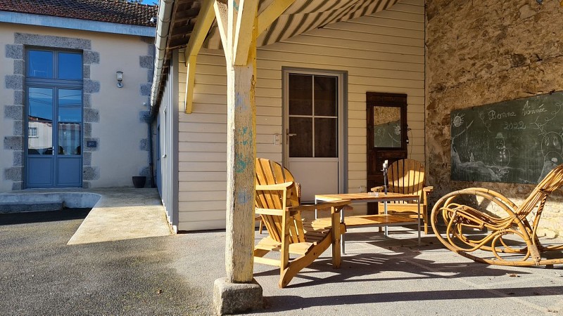 préau et entrée gîte