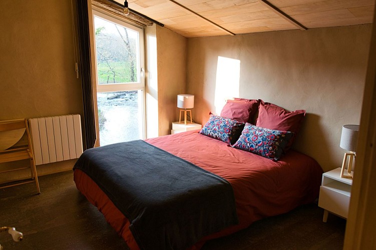 Chambre de 11m2 avec vue sur la rivière. Au choix, 2 lits simples ou 1lit double