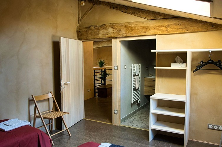 Chambre de 11m2 avec au choix 1 lit double ou 2 simples, salle d’eau et WC.