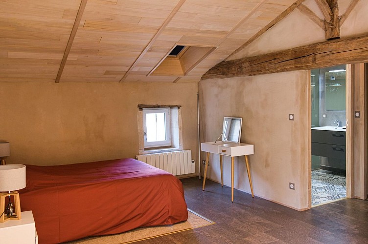 Grande chambre de 24m2 lit double ou simples, une salle d’eau et WC indépendant.
