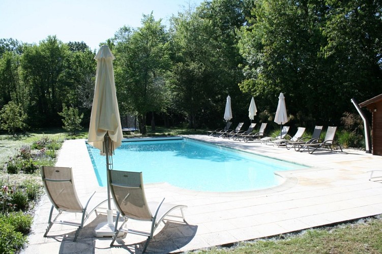 Piscine et plage (avec une douche solaire)