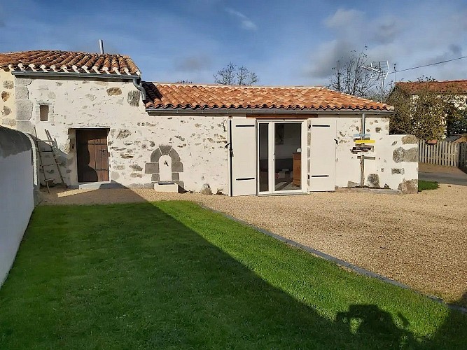 faye-l-abbesse-gite-au-calme-facade