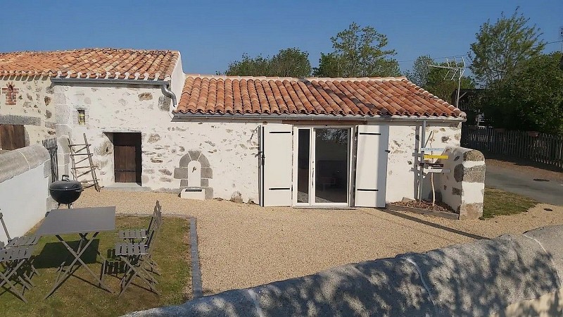 faye-l-abbesse-gite-au-calme-facade1