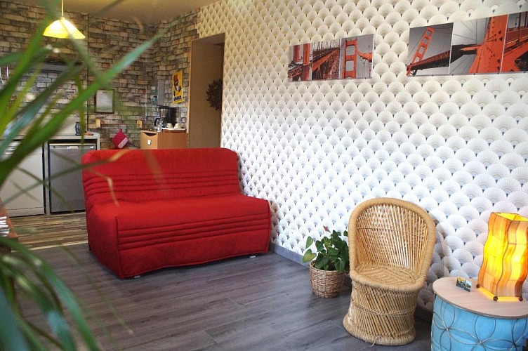 séjour équipé d'un canapé tout confort pou r 2 personnes