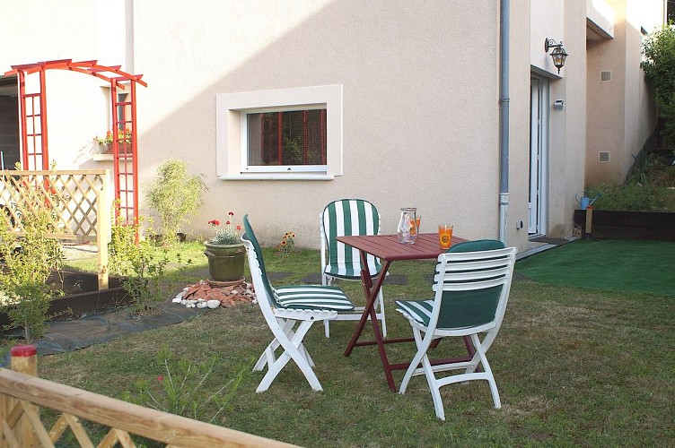 cerizay-gite-la-griotte-de-midi-exterieur