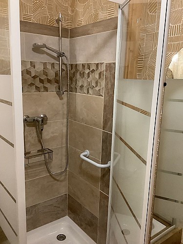 cerizay-gite-la-griotte-de-midi-douche