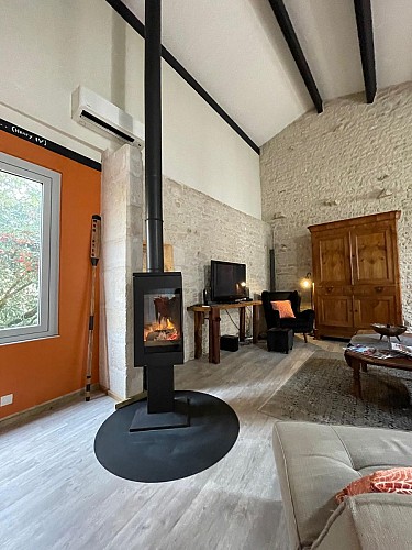 Le salon avec poele à bois