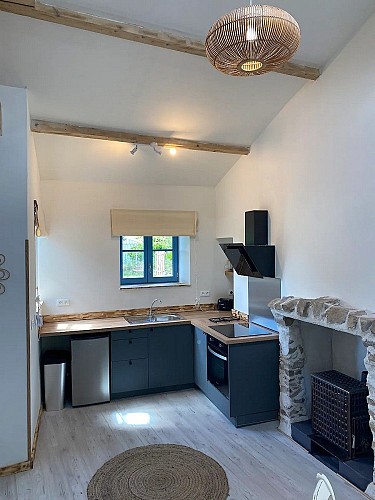 argentonnay-gite-vue-du-chateau-cuisine