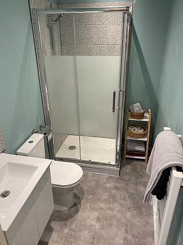 argentonnay-gite-vue-du-chateau-salle-de-bain