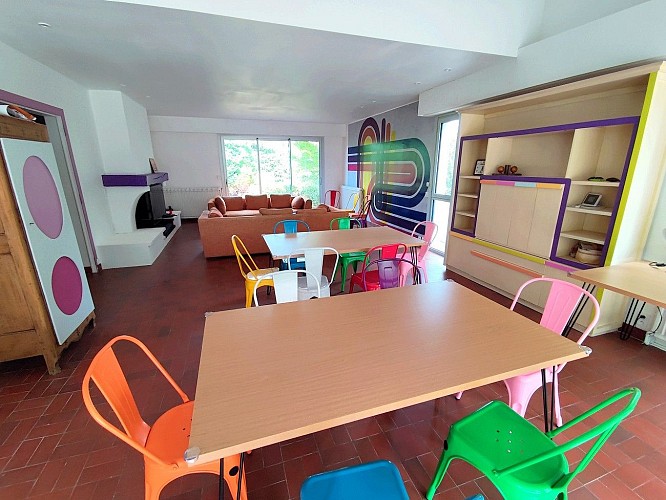 nueil-les-aubiers-gite-le-45-tours-piece-a-vivre