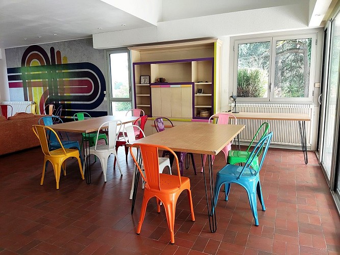 nueil-les-aubiers-gite-le-45-tours-salle-a-manger