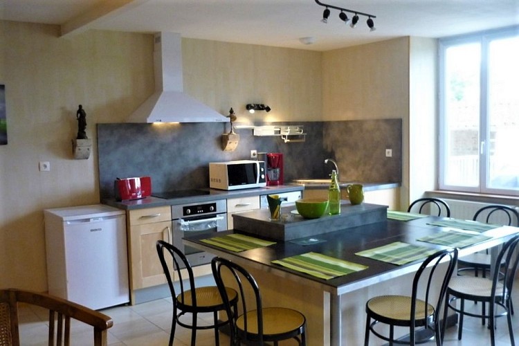 gite de la grimolle 2 cuisine, coin repas