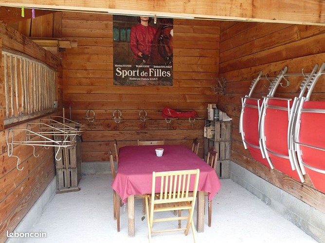 Espace repas sous abri et en plein air avec 2 tables repas extérieur