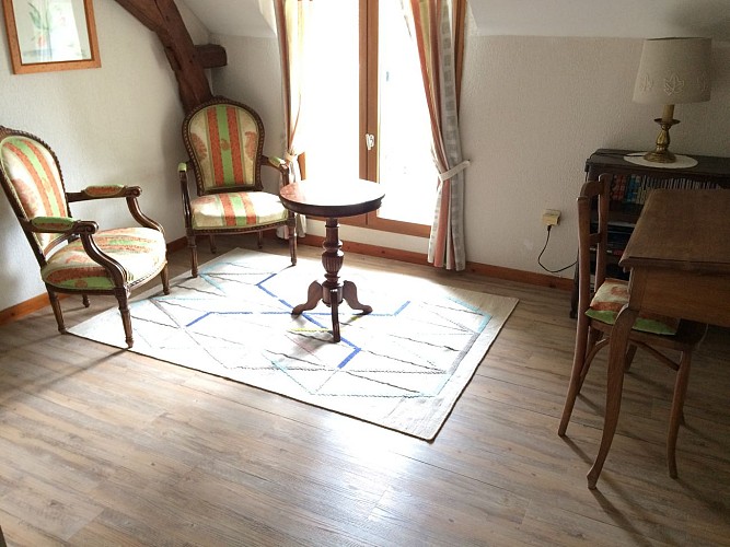 mezzanine espace lecture et bureau situé entre les 2 chambres_20