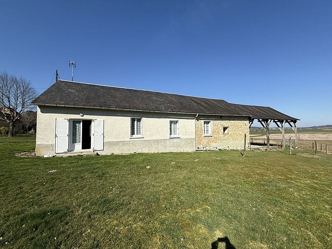 Gîte avec préau sur grand terrain clos