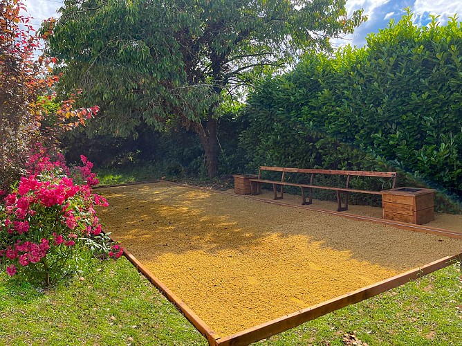 TERRAIN-de-PETANQUE-GÎTES-du-CHAIX