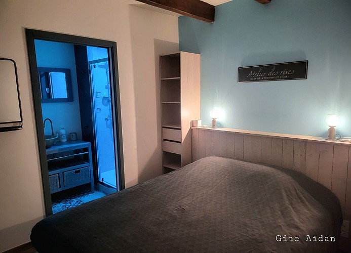 Gite Aidan chambre et salle de bain