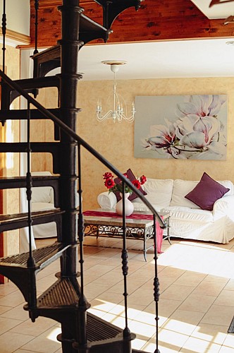 salon et escalier au premiere etage