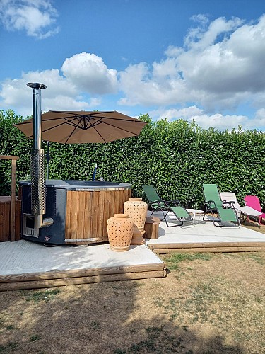 Le Jacuzzi privé_La Chapeliere à La Chapelle-Bâton