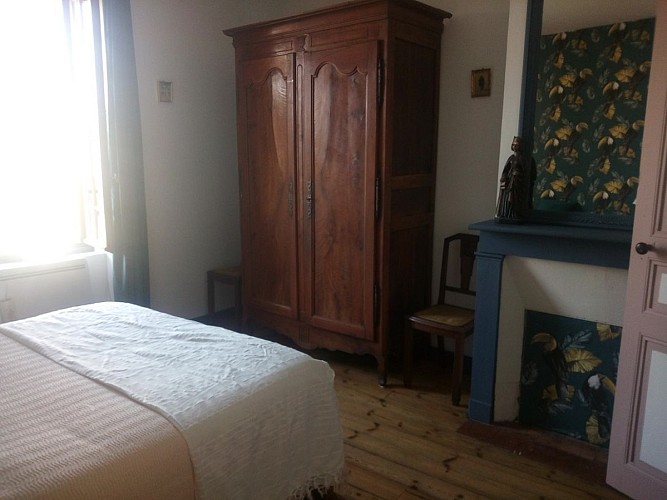 14 chambre 1er coté armoire et cheminée