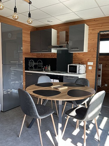 Salon/cuisine entièrement équipée