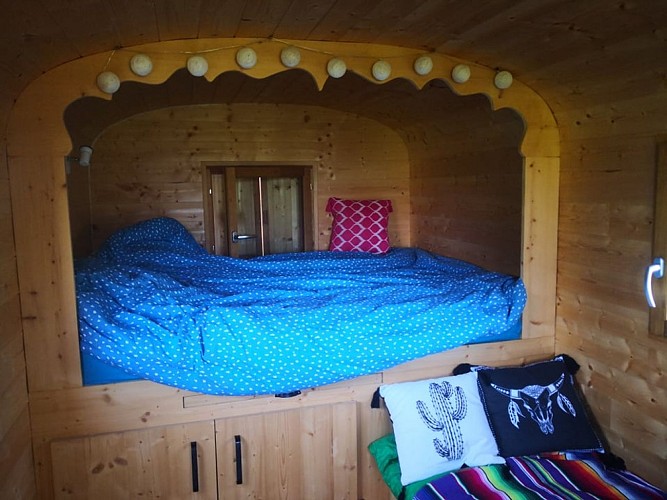 Clos-de-l-isop_restaurant_roulotte_insolite_chevaux_haute-vienne_haut_limousin_roulotte_campement_nature_wanderer_interieur