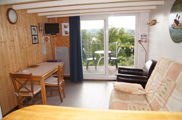 gite-location-vassiviere-chanterelle-table