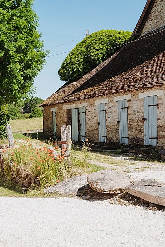 la-bastide-sfeerfoto-pad naar het-speelveld-met-zwembad-mooie-franse-blauwe-deurtjes-430