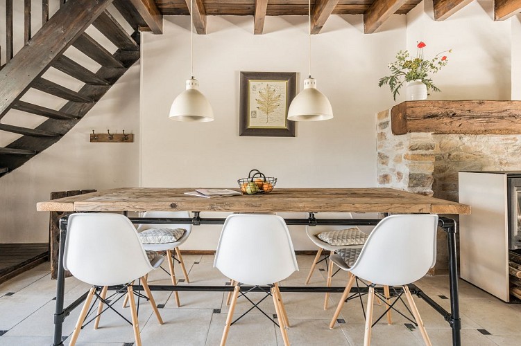 vakantiehuis-bourgogne-la-bastide-woonkamer-eettafel-industrieel-interieur-136
