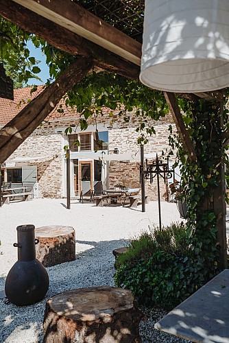 la-bastide-doorkijkje-binnenplaats-531