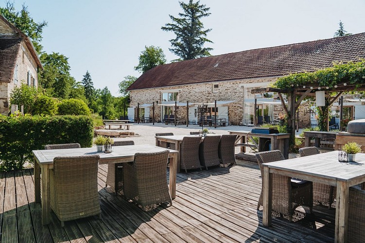 binnenplaats-la-bastide-eten-&-loungen-ontmoetingsplek-gezellig-samen-eten-287