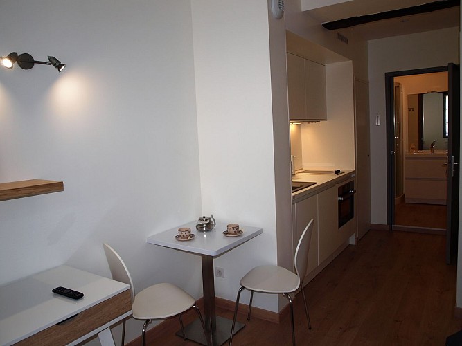 Appart 2: vue sur kitchenette et salle de bain