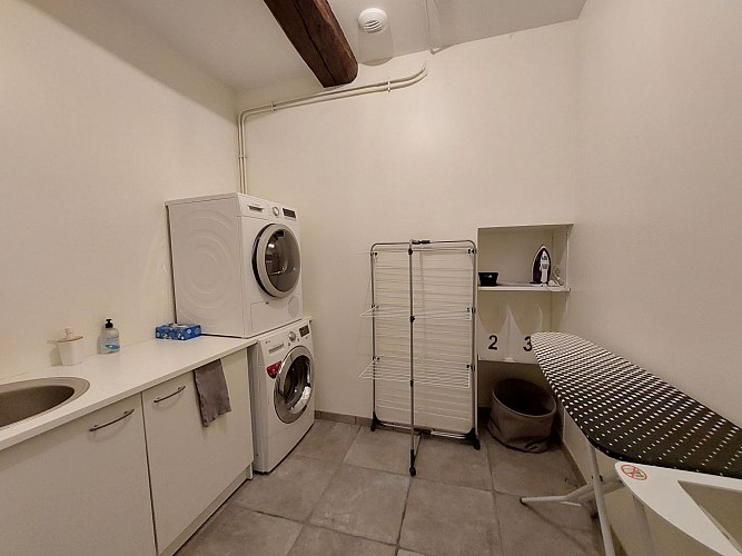 Appart face au mail: buanderie commune