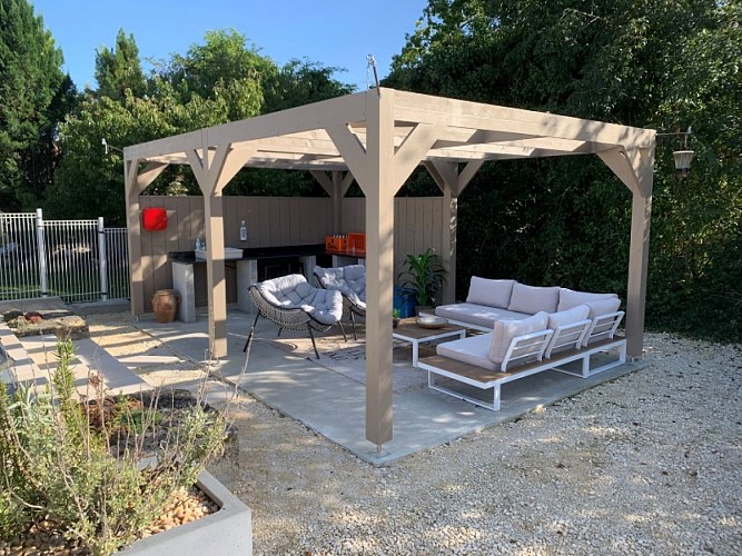 La Charniere: espace piscine pergola