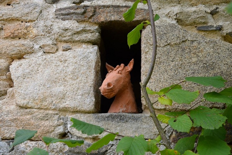 extérieur-gîte-des-mélides-gîtes-de-la-grènerie-saint-hilaire-les-places