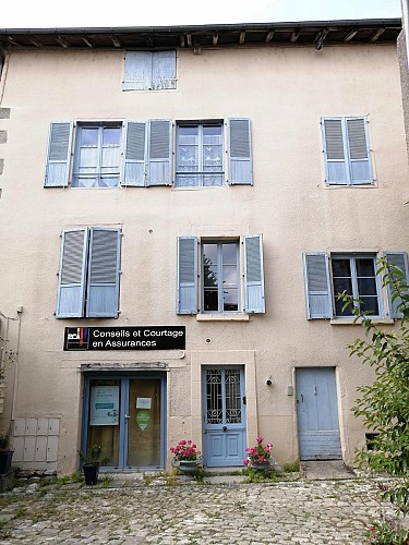 La cour pavée