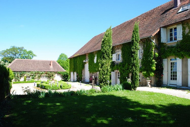 gite-manoir-la-croix-de-la-jugie-saint-priest-ligoure