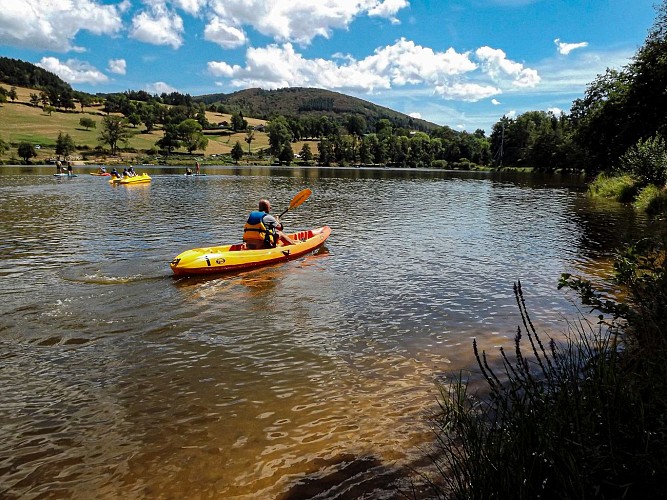 Plan d'eau de Saint-Clément Base nautique : Location de canoë