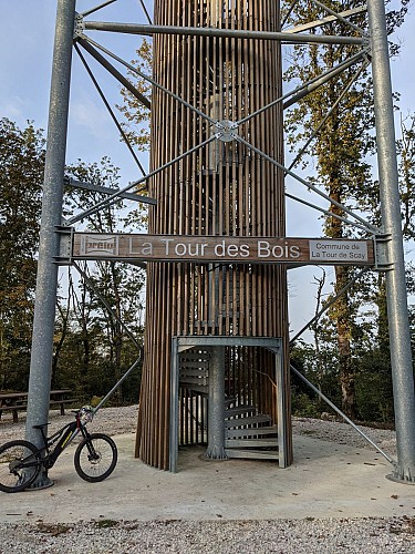 Entrée de la Tour des Bois