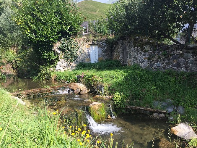 Gîte LES HIRONDELLES- vue ruisseau côté parking
