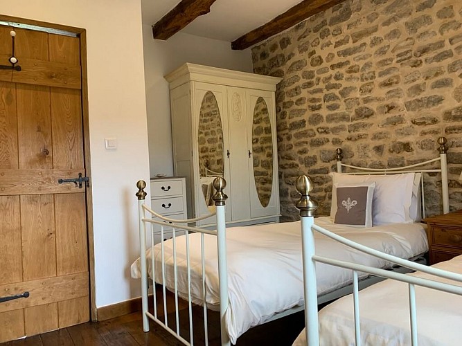 6BAAFBE1-3221-40C4-85F2-00171B410E0C_1_105_c