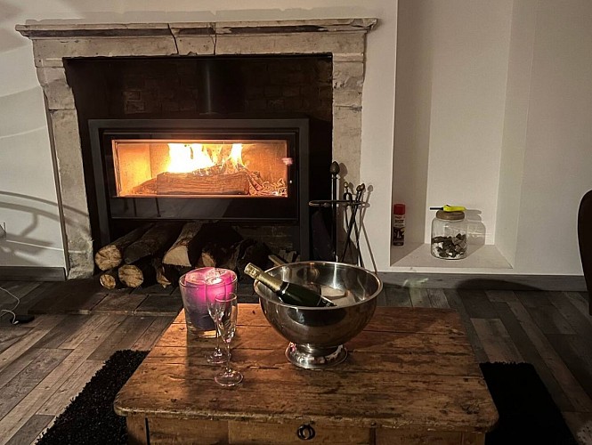 Le Cocon Romantique - Ancinnes - salon avec cheminée