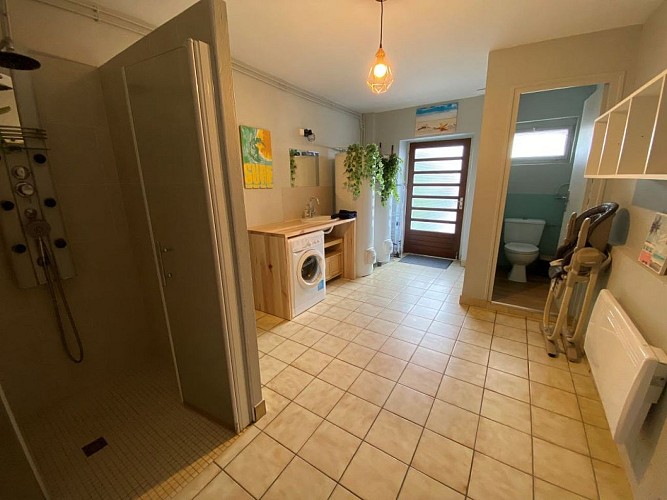 Le Brocq intérieur salle de bain avec machine à laver