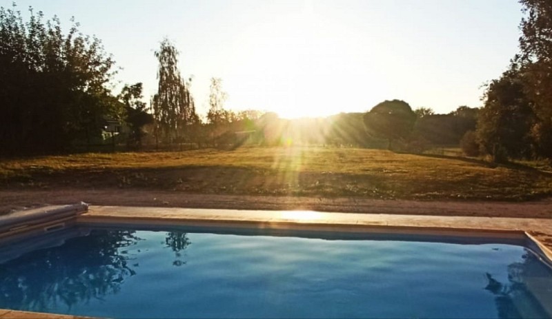 piscine au couché de soleil