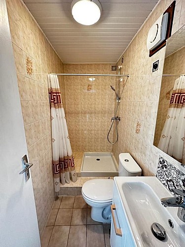 Chalon - Le Ponton de Manon - Salle d'eau - MT - Hébergement