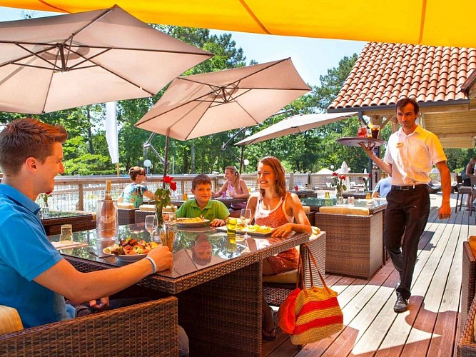 famille_restaurant_galleria_slide_village