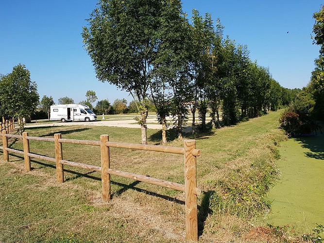 Aire de camping-car, l'Île Cariot